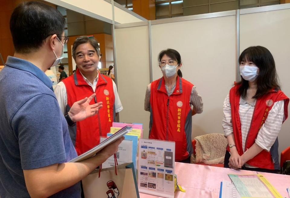 《圖說》屆退官兵諮詢相關權益，新北市榮服處長林振生（左2）與服務組組長藍瑞玲（右2）、就業站同仁詳細說明。〈主辦單位提供〉