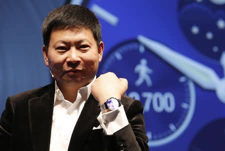 Huawei Chief Executive Richard Yu presents the Huawei Watch during a news conference in Barcelona March 1, 2015. REUTERS/Gustau Nacarino