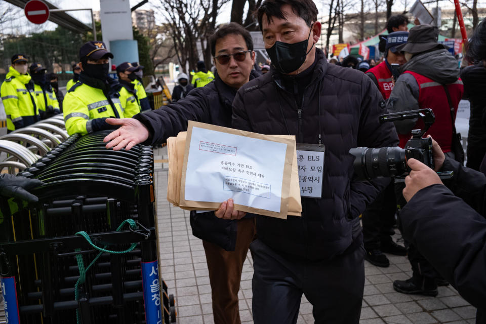 有受影響股民到金融監察院示威。 (Photo by Chris Jung/NurPhoto via Getty Images)