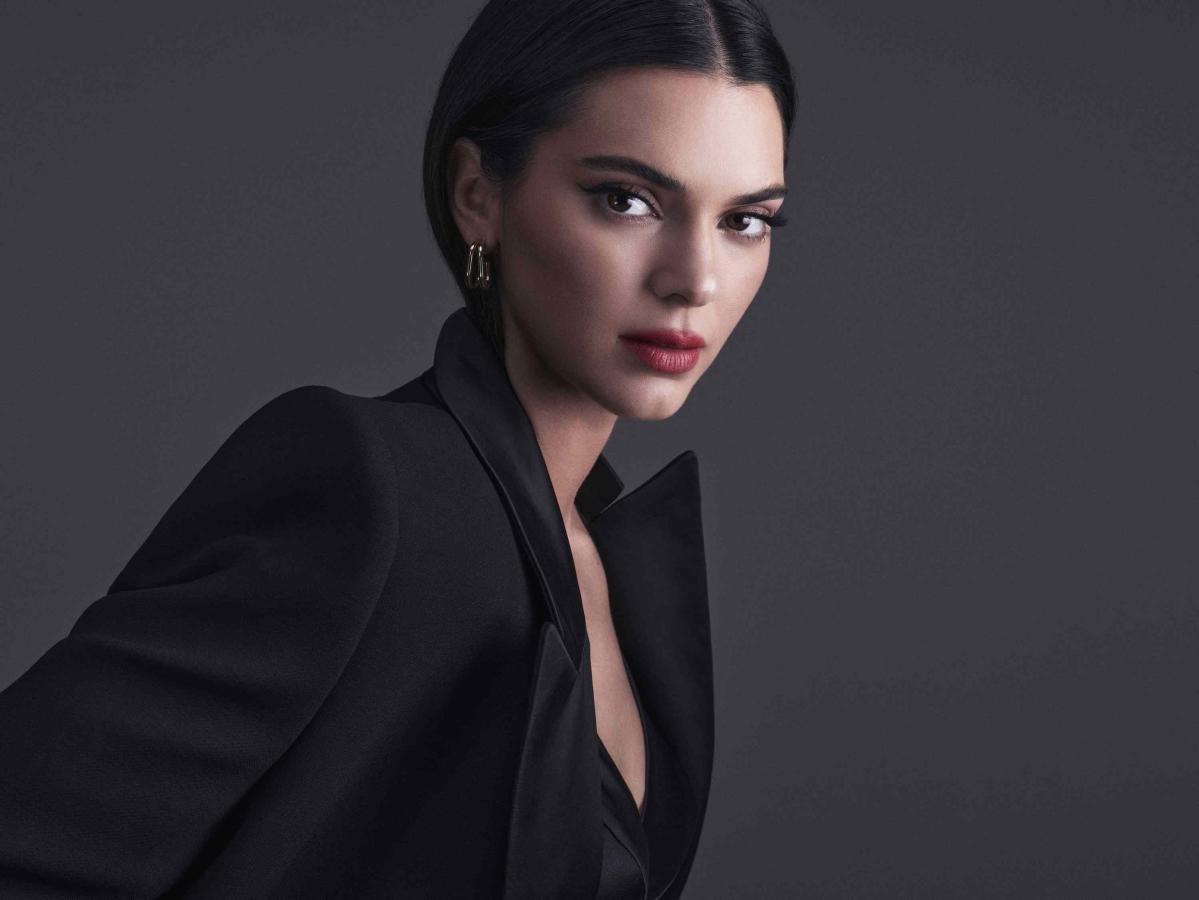 Kendall Jenner Stuns In Sexy All-Black Outfit In Paris