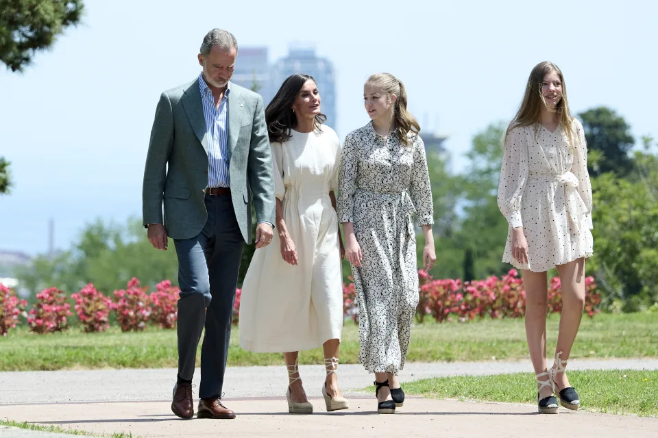 La princesa Leonor, la infanta Sofía y sus padres un día antes de la entrega de los Premios Princesa de Girona 2022. (Photo by Carlos Alvarez/Getty Images)