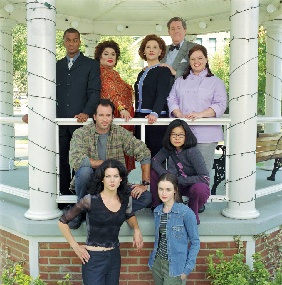 GILMORE GIRLS, Top row, from left: Yanic Truesdale, Liz Torres, Kelly Bishop, Edward Herrmann, Melissa McCarthy. Middle row, from left: Scott Patterson, Keiko Agena. Bottom row, from left: Lauren Graham, Alexis Bledel. (Season 1), 2000-2007, photo: © Warner Bros./Everett Collection