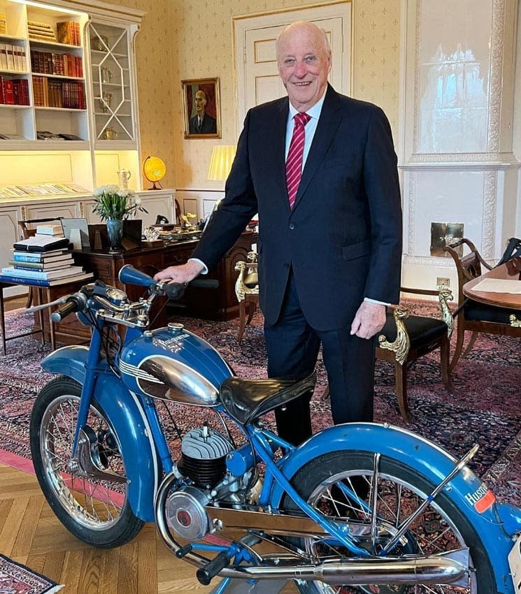 El rey Harald con su moto de la adolescencia