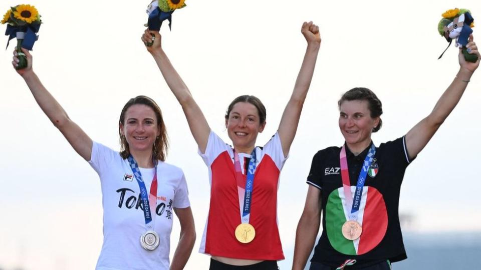 En el podio: Anna Kiesenhofer medalla de oro (centro), Annemiek Van Vleuten plata (izq.) y Elisa Longo Borghini bronce.