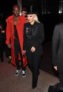 Rita Ora setzt auf den zeitlos eleganten Look mit schwarzer Pussycat-Bluse, Smoking und einer schwarzen Hose mit Bügelfalte. Der Zylinder setzt diesem Style natürlich die Krone auf. (Bild: Getty Images)