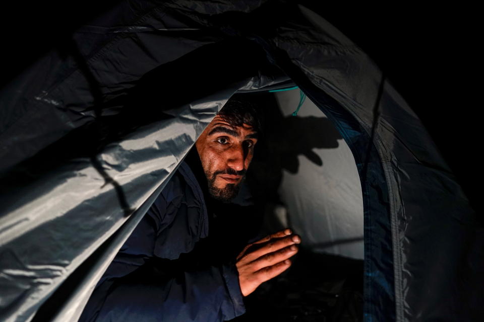 Vendiendo sándwiches en un campo de inmigrantes para pagar a los traficantes