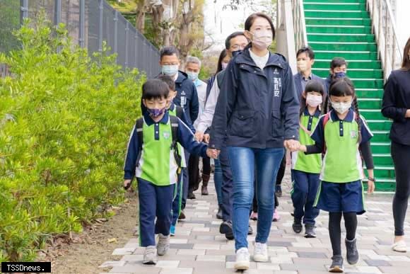竹市通學步道已核定四點六億元，補助全市二十死校進行校園周邊通學步道規劃與改善。