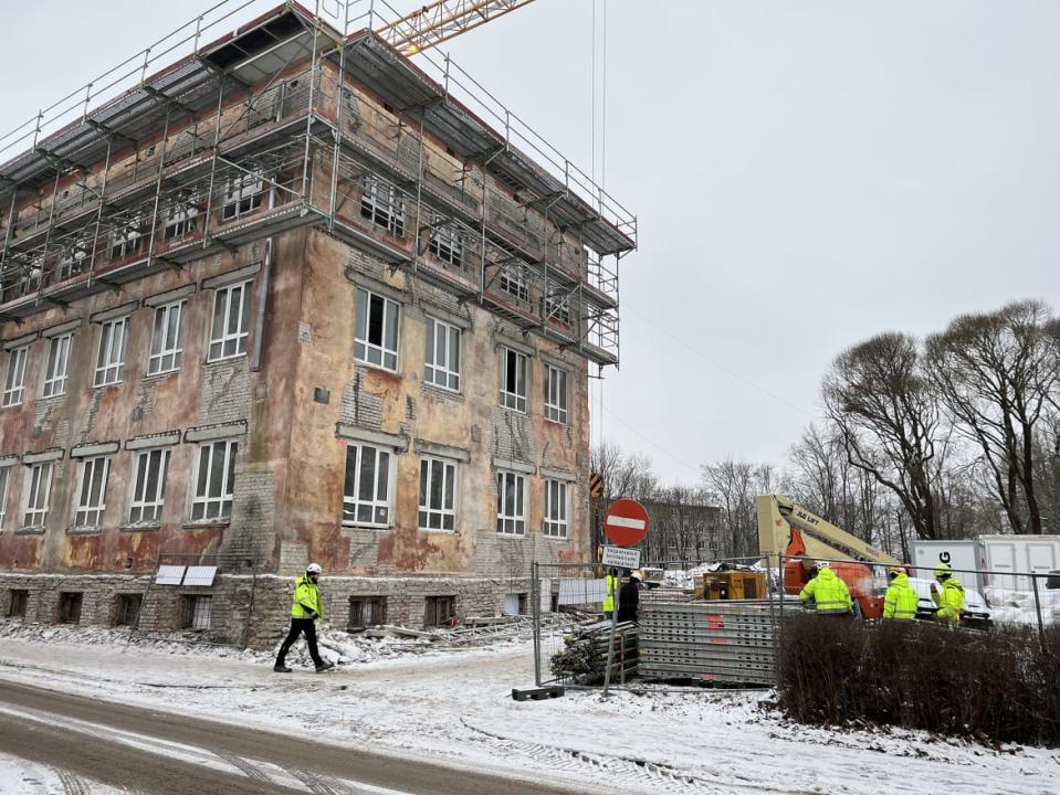 <div class="inline-image__caption"><p>Construction of a new school in Narva.</p></div> <div class="inline-image__credit">Jorik Simonides</div>