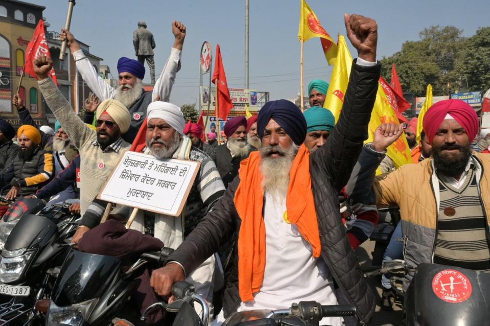 Farmers shout slogans during a demonstration against central government over their various demands in Amritsar (AFP via Getty Images)