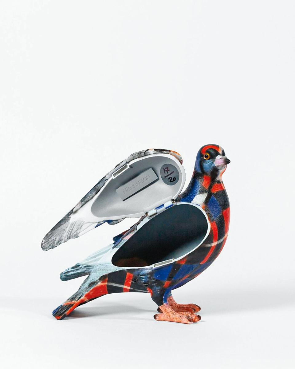 2022年，JW ANDERSON推出鴿子手拿包（圖）掀起話題，《慾望城市》時髦精凱莉愛不釋手。