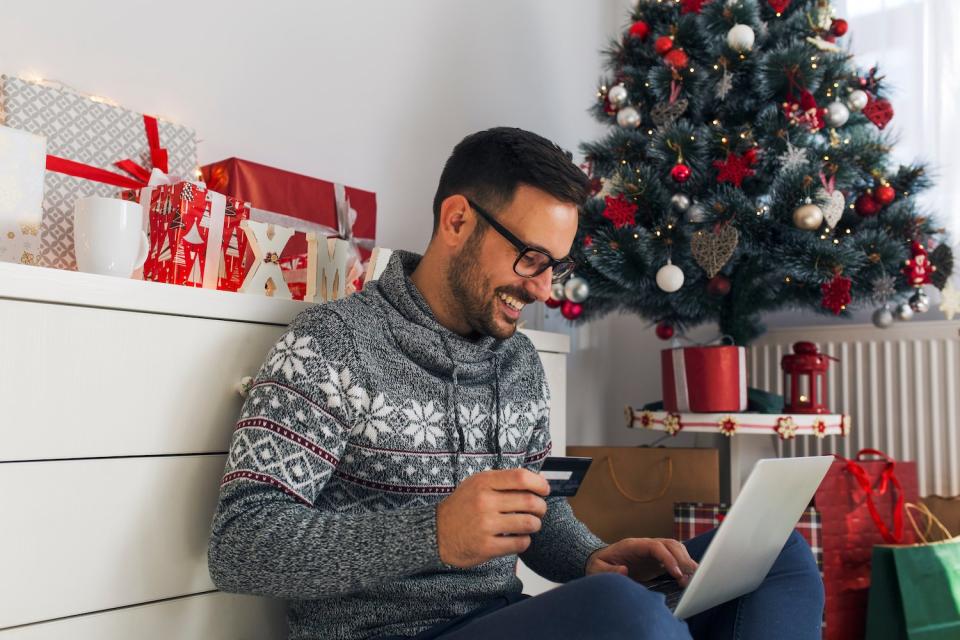Mit wenigen Klicks direkt unter den Baum: Online-Shopping verspricht wenig Stress im Weihnachtseinkauf. Wenn die Pakete denn auch rechtzeitig ankommen. - Copyright: Jelena Danilovic/Getty Images
