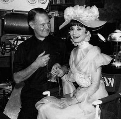 El director de fotografía Harry Stradling y la actriz Audrey Hepburn, durante el rodaje. Wikimedia Commons