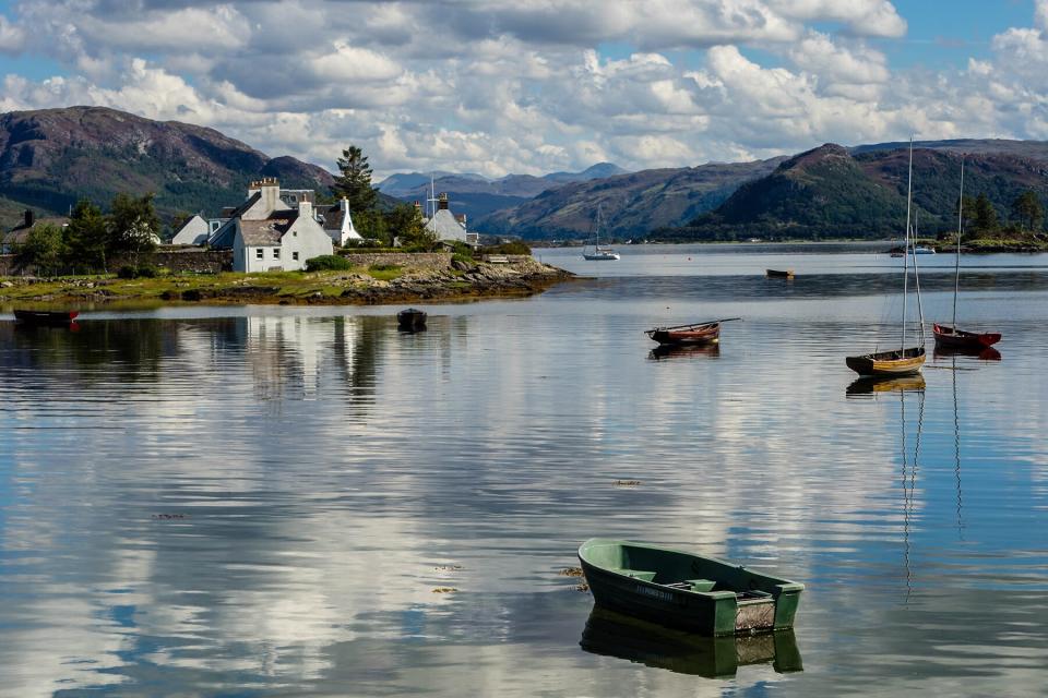 Plockton is a small "fisher" village in the county of Ross and Cromarty, in the Highlands Scotland.