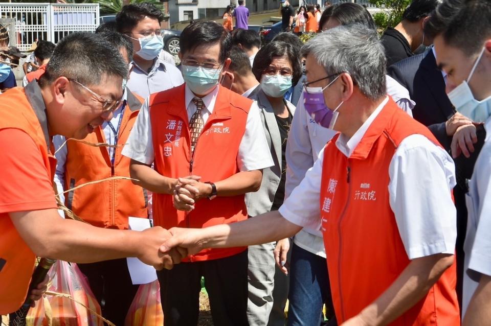 《圖說》陳揆向工作人員致意，右二為新北市衛生局長陳潤秋。〈行政院提供〉