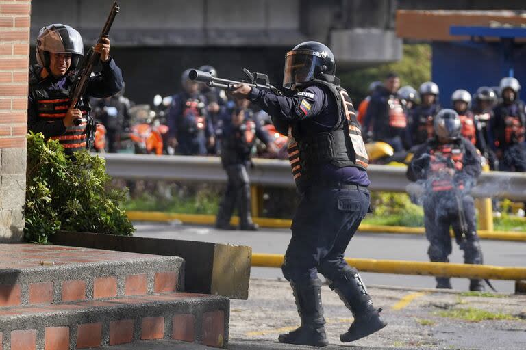 La policía apunta a los manifestantes en Caracas.
