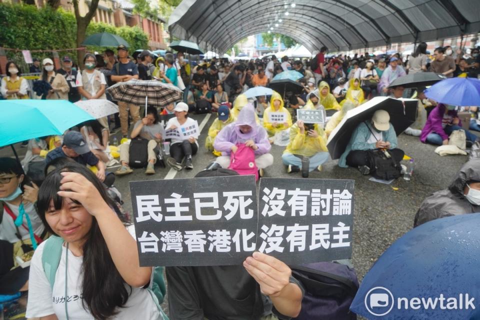 上千民眾聚集在立院外的青島東路，抗議國民黨和民眾黨強行通過的國會擴權案。   圖：張良一/攝