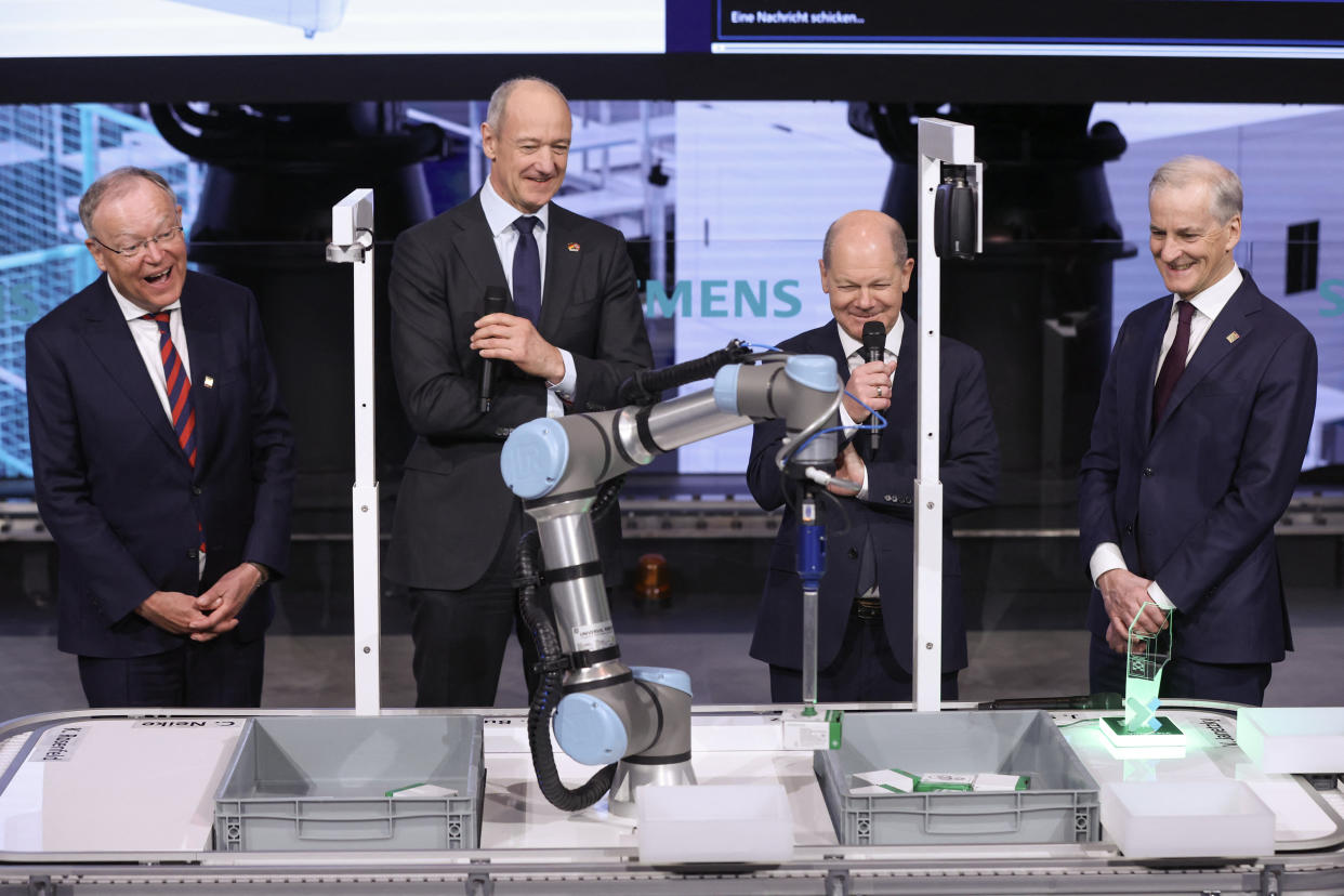 Siemens-CEO Roland Busch (zweiter von links) und rechts daneben der Bundeskanzler Olaf Scholz auf der Hannover Messe