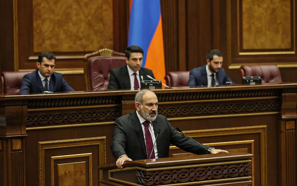 El primer ministro armenio, Nikol Pashinyan, dijo al parlamento que los bombardeos de Azerbaiyán habían matado a 49 soldados armenios - Shutterstock