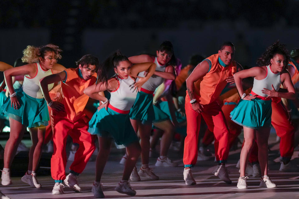 Un grupo de bailarines participa en la ceremonia inaugural de los Juegos Centroamericanos y del Caribe en San Salvador, el viernes 23 de junio de 2023 (AP Foto/Arnulfo Franco)