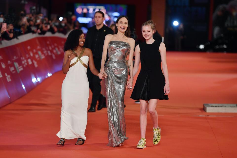 Complices, l'actrice et ses deux filles sont apparues toutes souriantes