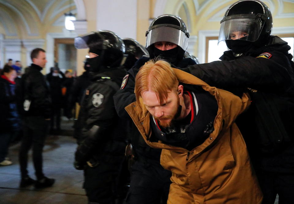 Russian law enforcement officers detain a demonstrator during an anti-war protest against Russia's invasion of Ukraine, in Saint Petersburg, Russia March 2, 2022. REUTERS/Stringer