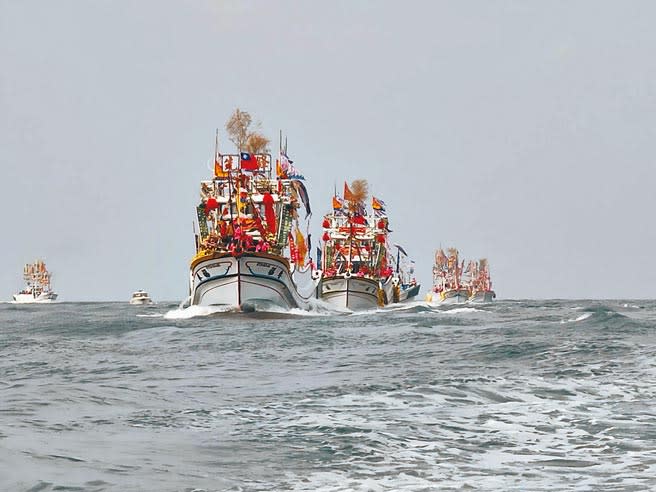 高雄林園鳳芸宮及靈帝殿28艘船隻抵達安平漁港碼頭，展開「海上巡境、安平會香」活動。（洪榮志攝）