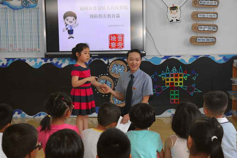 Una oficial de la Fiscalía Popular del Distrito de Jin'an realiza una jornada de información con niños en edad escolar. Foto de la Fiscalía Popular del Distrito de Jin'an