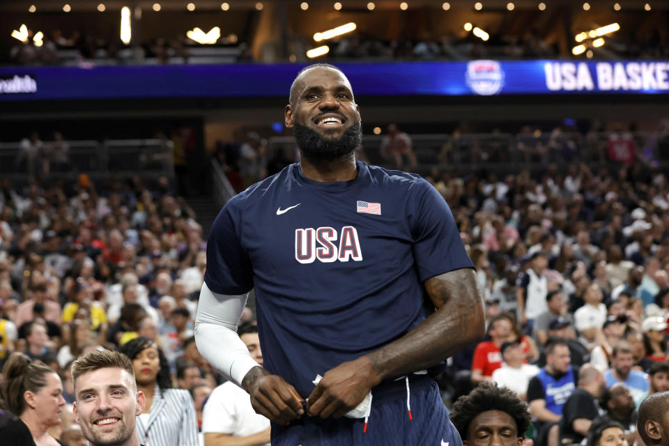 El delantero estadounidense LeBron James durante el fogueo contra Canadá previo al baloncesto de los Juegos Olímpicos, el miércoles 10 de julio de 2024, en Las Vegas. (AP Foto/Steve Marcus)