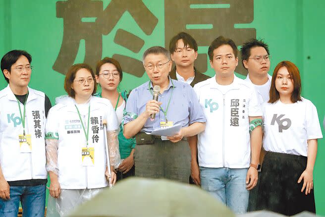 民眾黨總統參選人柯文哲指出，兩岸是特殊關係。圖為柯文哲昨日出席還路於民大遊行的畫面。（鄭任南攝）