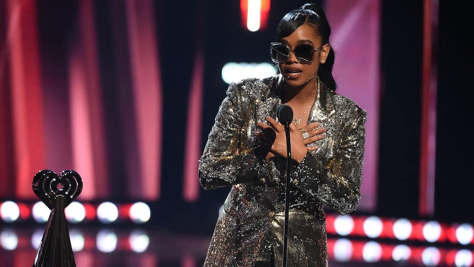 H.E.R. at the 2021 “iHeartRadio Music Awards” ( Fox. ©2021 Fox Media, LLC)