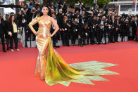 Moulée dans une robe fourreau aux reflets d'or et de métal, l'actrice et mannequin indienne Aishwarya Rai a soigné avec assurance son arrivée sur le tapis rouge cannois.