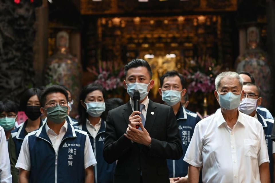 林智堅今日前往新竹市天公壇參拜訪，接受媒體聯。   圖：新竹市政府提供