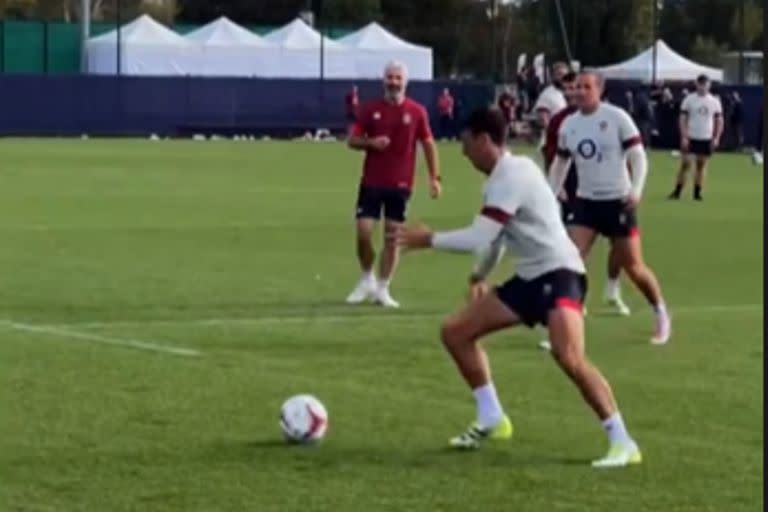 El seleccionado inglés de rugby se divierte en la espera de la semifinal del Mundial contra Sudáfrica jugando al... fútbol.