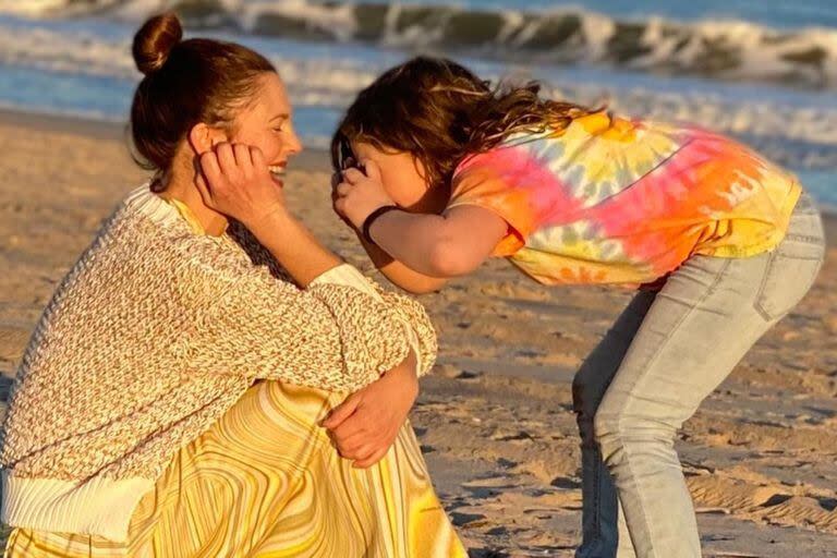 Drew Barrymore junto a una de sus hijas en una postal familiar