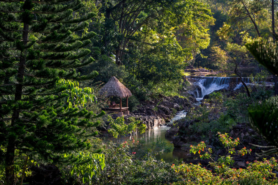 <p>Un lugar increíble en un entorno realmente irrepetible. Es lo que ofrece el Blancaneaux Lodge, un auténtico paraíso en la naturaleza.<br><br>Foto: <a rel="nofollow noopener" href="https://www.thefamilycoppolahideaways.com/en/blancaneaux-lodge/gallery" target="_blank" data-ylk="slk:Blancaneaux Lodge;elm:context_link;itc:0;sec:content-canvas" class="link ">Blancaneaux Lodge</a> </p>