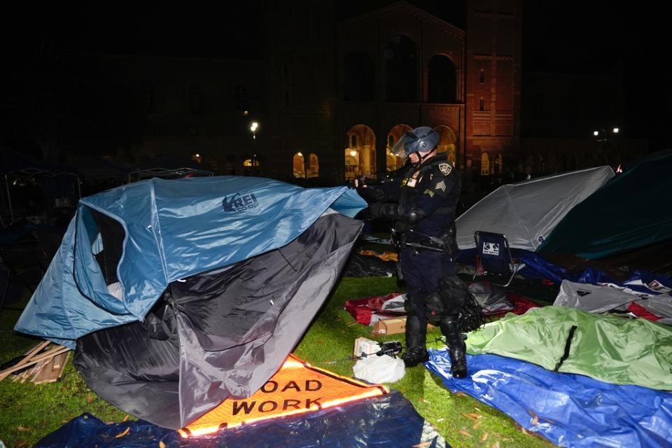 加州警方2日清晨進入UCLA校園，強勢清除學生設立的支持巴勒斯坦營地，逮不多名抗議者。美聯社
