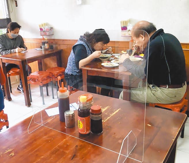 若開工疫情平穩，台北市考慮2月底微解封。圖為民眾在設有隔板的店內用餐。（陳怡誠攝）