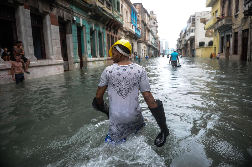 <p>Cubans wade through a flooded street in Havana, on Sept. 10, 2017. (Photo: Yamil Lage/AFP/Getty Images) </p>