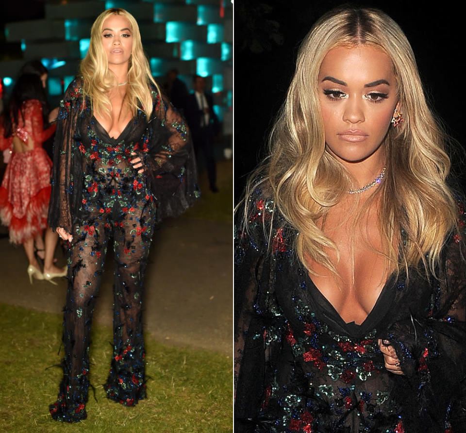 Nicht so betrübt gucken, liebe Rita Ora – an deinem supersexy Auftritt im transparenten Jumpsuit von Tony Ward Couture mit knackigem XXL-Dekolleté auf der Sommerparty der Serpentine Gallery in London gibt es nämlich wirklich rein gar nichts auszusetzen. Das Schönste am Look: Rita Ora entschied sich ausnahmsweise für ein (für ihre Verhältnisse) ausgesprochen dezentes Styling und verhinderte so, dass das Gesamtbild überladen wirkte. (6. Juli 2016, Bilder: Rex Features, WENN)