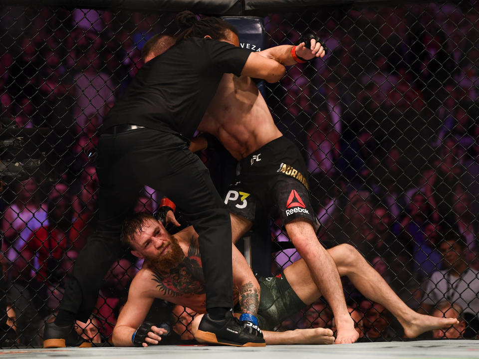 Momento en que Conor McGregor sucumbe ante Khabib Nurmagomedov. Getty Images.