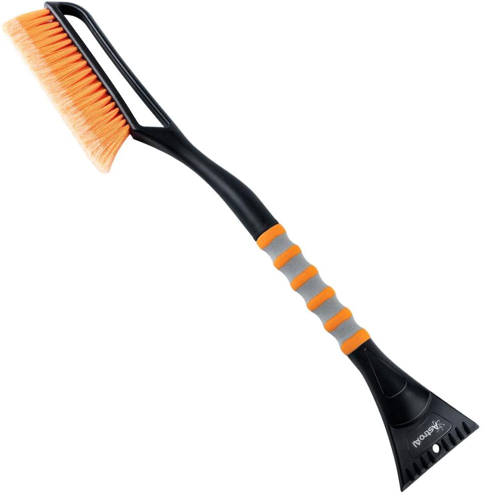 AstroAI 27 Inch Snow Brush and Detachable Ice Scraper. Image via Amazon.