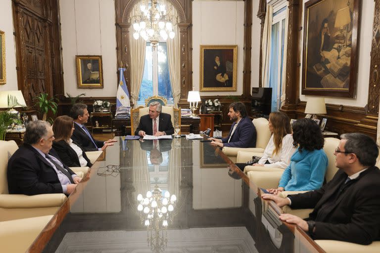 Alberto Fernández recibió a Sergio Massa y una comitiva de diputados oficialistas para promulgar la ley de alivio fiscal para monotributistas y autónomos