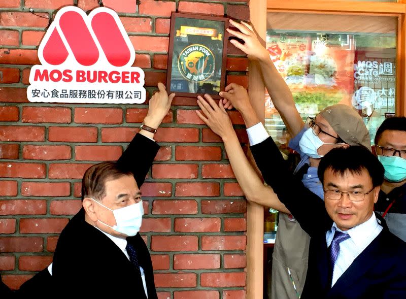 ▲摩斯漢堡台灣代理商安心食品在今（1）日於摩斯漢堡新生創始店正式掛牌首張「台灣豬證明標章」。（圖／記者黃仁杰攝影,2020.12.01）