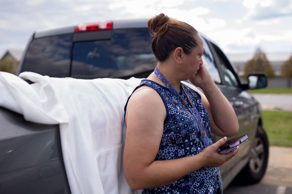 Denis Zúñiga, de 44 años, se pone sentimental mientras su pareja Pedro Rivera Hernández, de 43 años, habla sobre el día que regresaron a ver su casa en Swannanoa, Carolina del Norte, cuando el huracán Helene los inundó. Se han alojado en el Centro Agrícola WNC en Fletcher, Carolina del Norte, con su hijo Anthony, de 18 años, su hija Estefany, de 10, y los padres de Zúñiga desde el viernes 27 de septiembre de 2024.