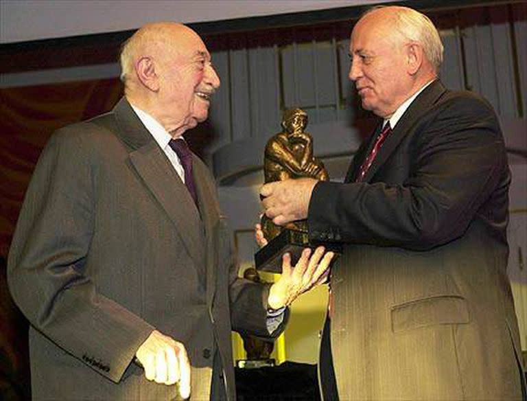 El ex presidente soviético Mijail Gorbachev (d) entrega el Premio Mundial 2000 por logros humanitarios a Simon Wiesenthal