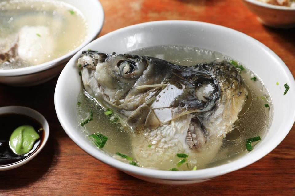 「草魚頭湯」是吃眼窩附近的膠質。（時價，約100～160元／碗）