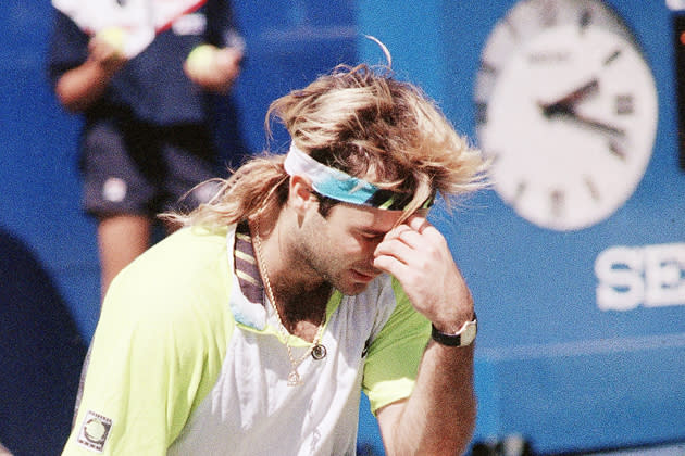 André Agassi in 80ern mit Stirnband auf dem Tennis Court (Bild: AP)