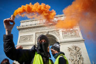 <p>84 000, 69 000, 58 600, 51 400… Voilà maintenant plusieurs semaines que la mobilisation des gilets jaunes s’effrite. Pour les manifestants, hors de question néanmoins de baisser les bras. Pour l’anniversaire des trois mois du mouvement, une partie des gilets jaunes ont décidé d’abandonner le samedi au profit du dimanche. Le gros des manifestants devraient de fait se retrouver à Paris ce 17 février. Près de 10.000 internautes ont d’ailleurs été attiré par l’événement Facebook baptisé « ACTE 14 – Tous à Paris pour le Dimanche Jaune ».<br>(Crédit : Getty Images) </p>