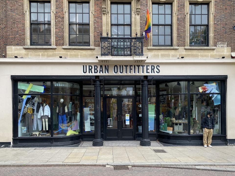 Bei Urban Outfitters erwarten dich derzeit Rabatte bis zu 30%. (Symbolbild: Getty)