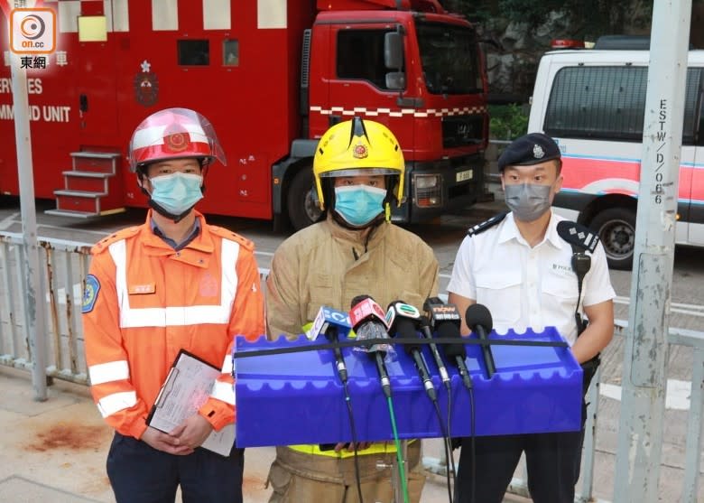 消防處高級消防隊長鄭銘新、救護主任賴俊達及警方講述事件詳情。(胡德威攝)